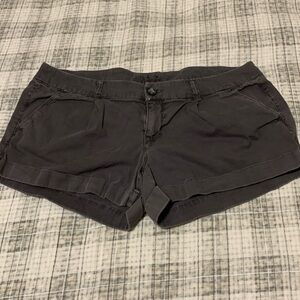 American eagle outfitters size 10 low-rise grey pleated stretch cargo shorts